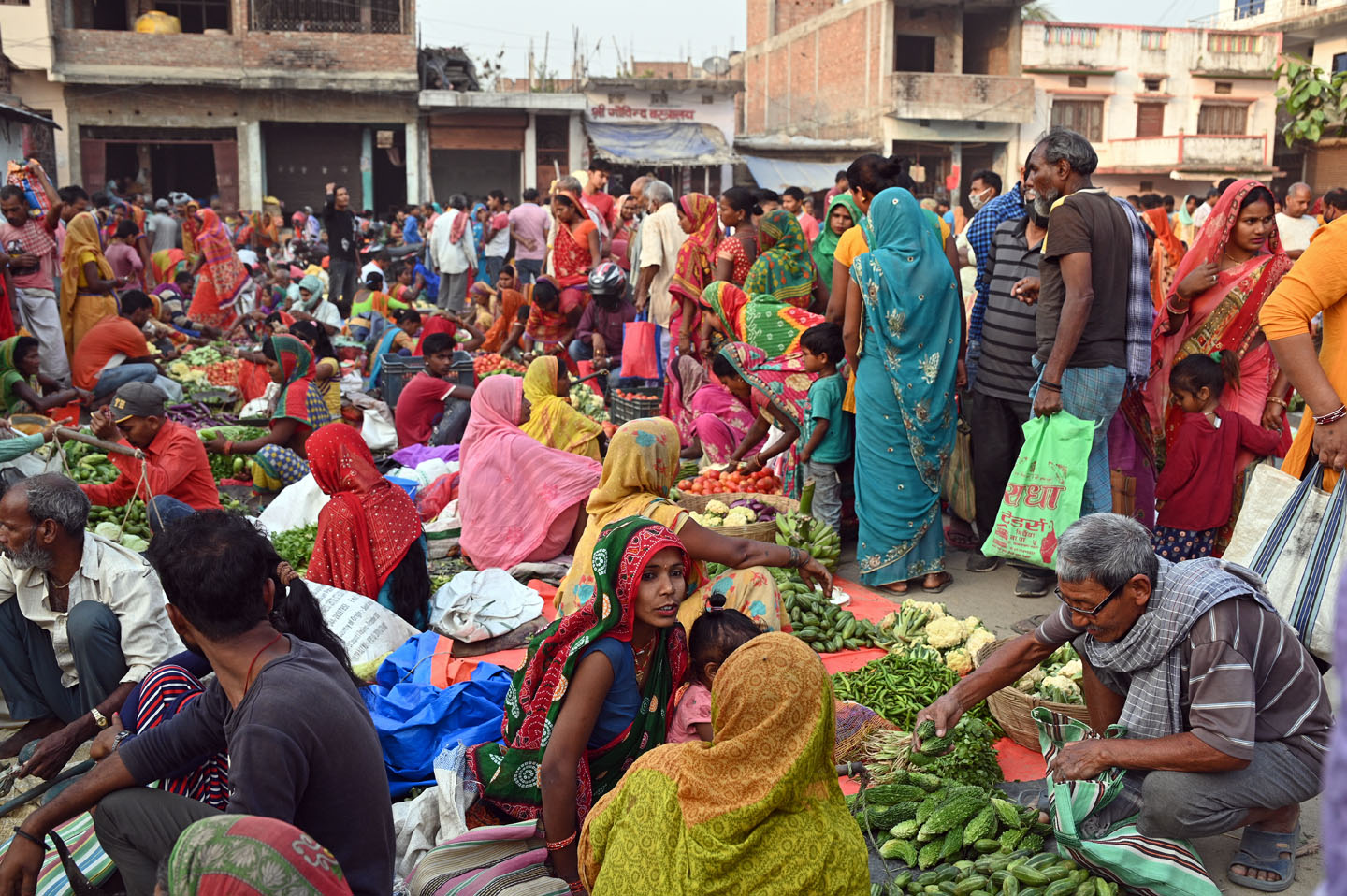 तयार भइसकेको सखर तराईक्षेत्रमा लाग्ने साप्ताहिक हटिया (बजार) मा लगेर बेच्ने गरिन्छ ।