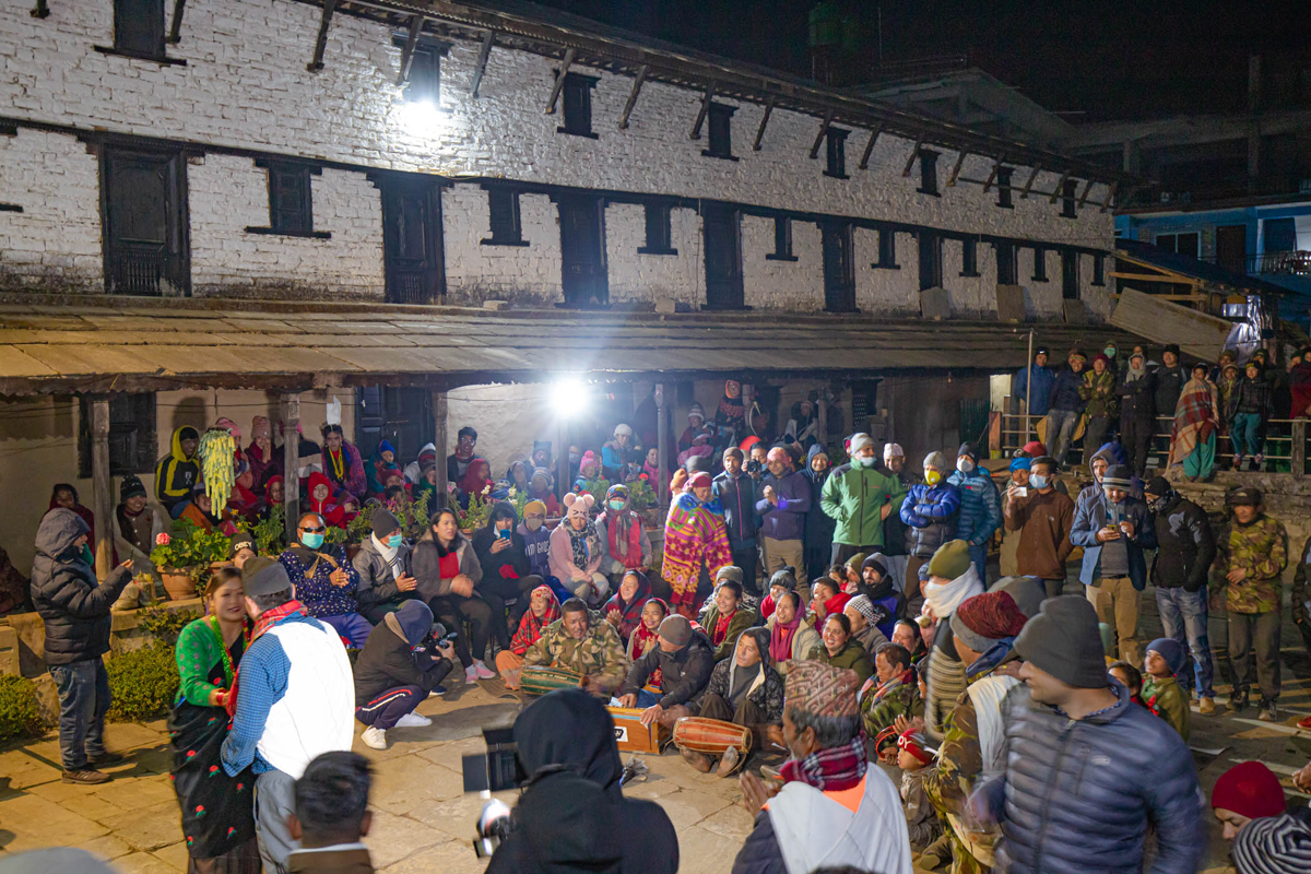 गाउँ आएका पाहुनालाई सांस्कृतिक मनोरञ्जन दिँदै स्थानीय ।  तस्वीर : सचिन मल्ल ठकुरी