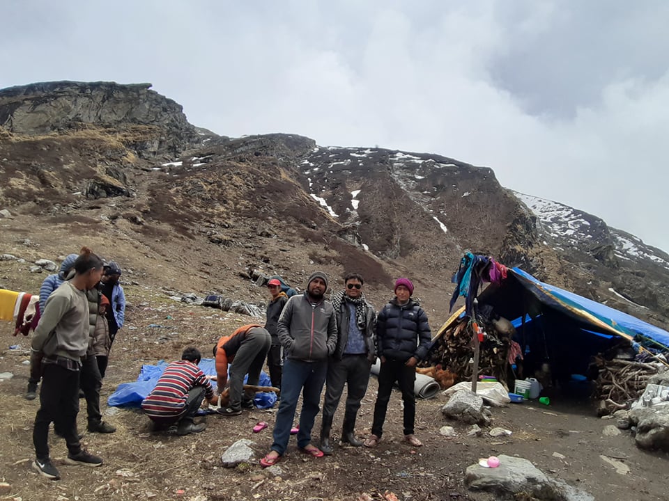 तिब्बतको रोजगारी गुमेपछि साथीहरूसँग साइपालमा यार्सा टिप्न पुगेका हुम्लाका भक्ति बुढासहितको टोली । 