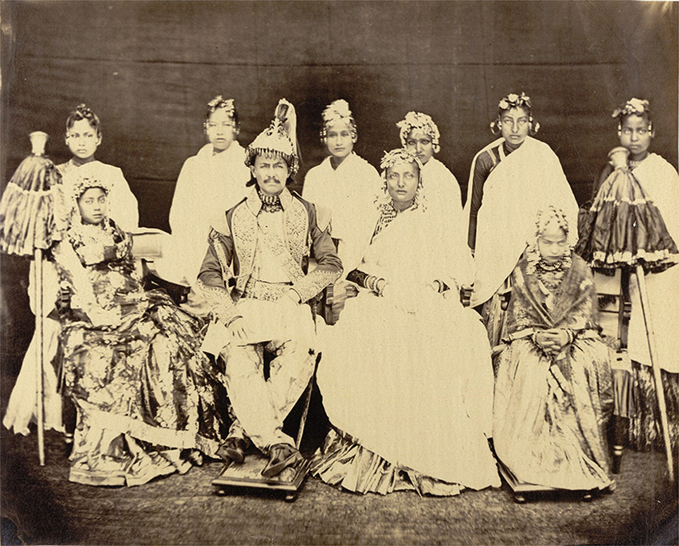 प्रथम राणा प्रधानमन्त्री जंगबहादुर राणाको परिवार । यो तस्वीर सुनिलको संकलनको पुरानोमध्येको हो । तस्वीर स्रोतः ब्रिटिस लाइब्रेरी । 