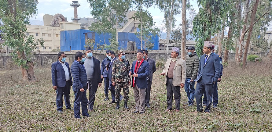 प्रादेशिक संरचना निर्माणका लागि हेटौँडा–९, स्थित हेटौँडा सिमेन्टको जग्गा निरीक्षण गर्दै मुख्यमन्त्री राजेन्द्र पाण्डेसहित मन्त्रीहरू ।