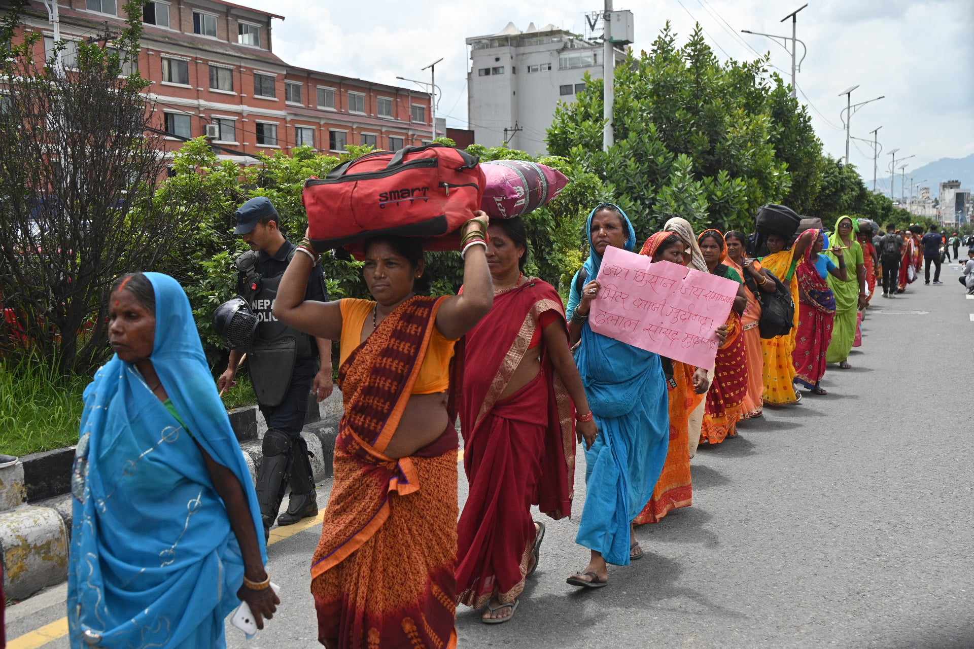 फेरि विरोध प्रदर्शनमा उत्रिए मिटरब्याजपीडितहरू (फोटो फिचर)