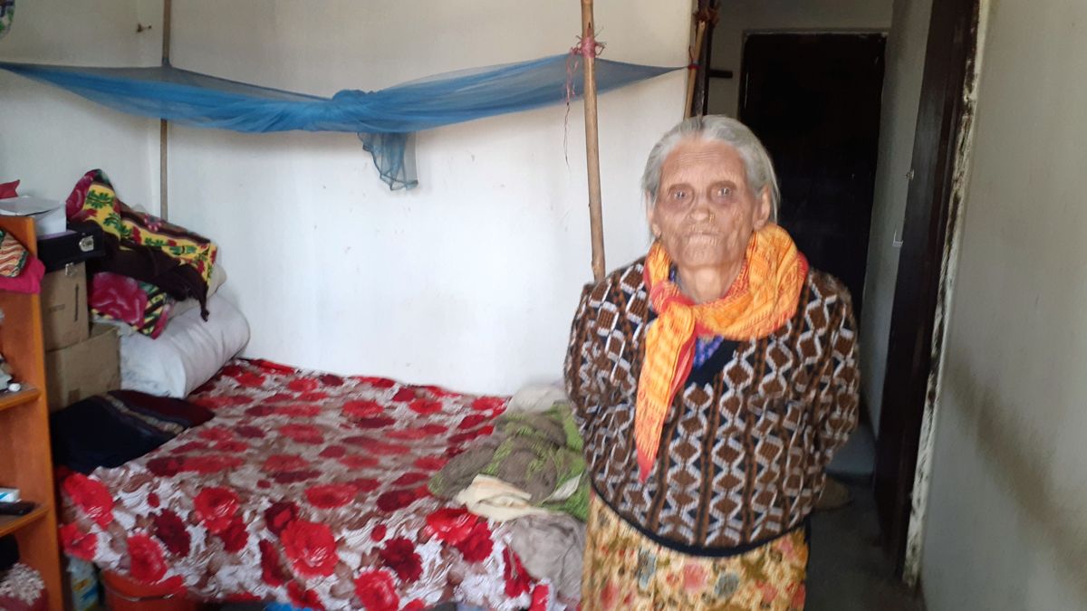 आश्रमस्थित आफ्नो कोठामा ८३ वर्षीया धर्मी । तस्वीरः अनुप/शिलापत्र