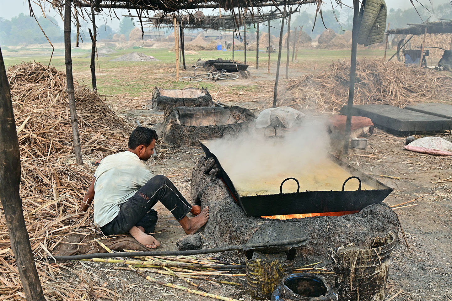 उखुको रस उमाल्दै ।