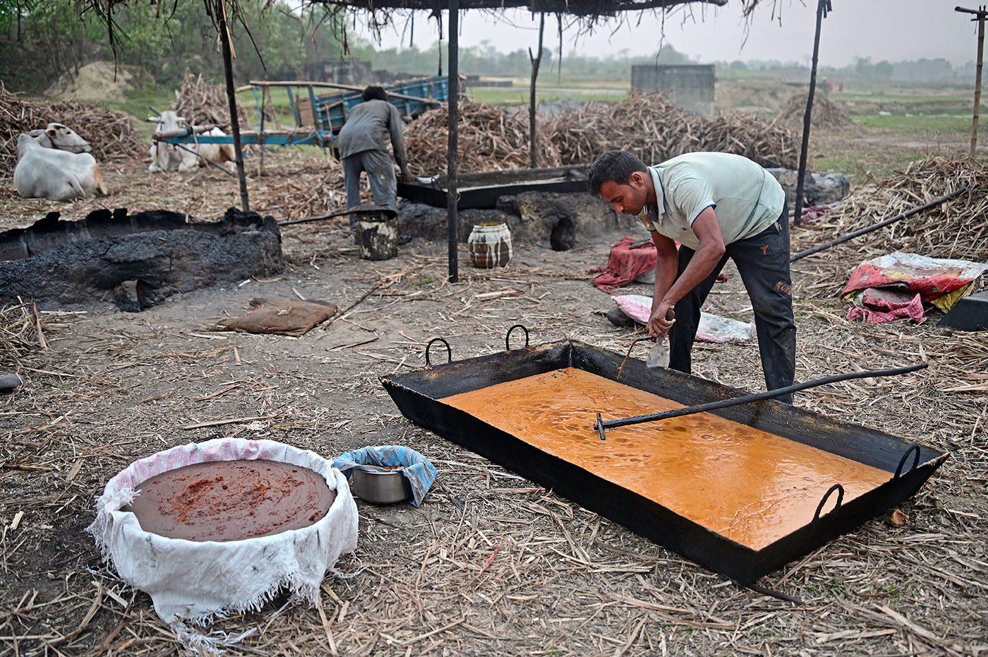 एक डेढ घण्टा उमालिसकेपछि उखुको रसलाई चिस्याइँदै ।