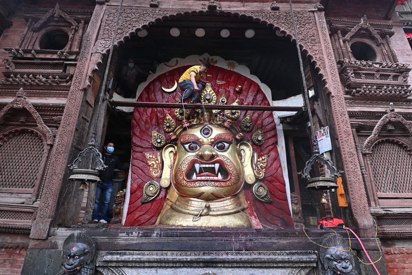 इन्द्रजात्राको लिङ्गो ठड्याइयो (तस्वीरहरू)