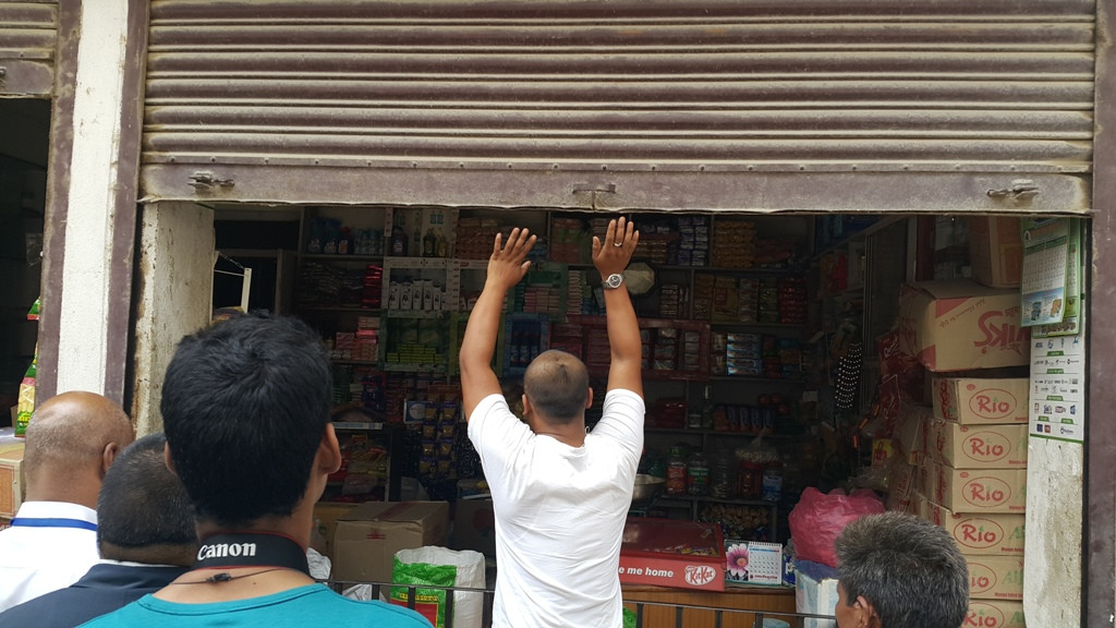 पसल खुले, आएनन् ग्राहक