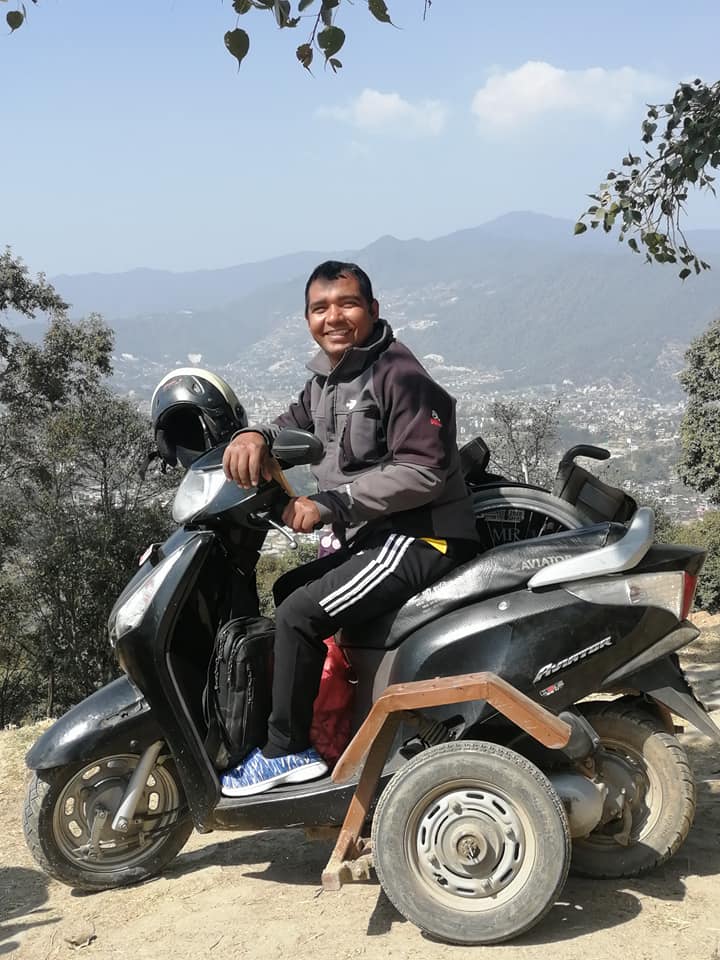 पक्षघातका शिकार पठाओ राइडर, जो यात्रुलाई निस्फिक्री सहर घुमाउँछन्