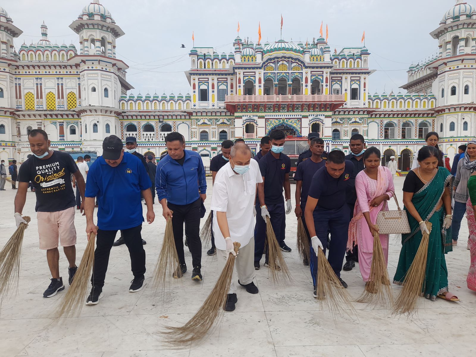 चाडपर्व नजिकिँदै जाँदा जानकी मन्दिरमा सरसफाइ (फोटो फिचर)