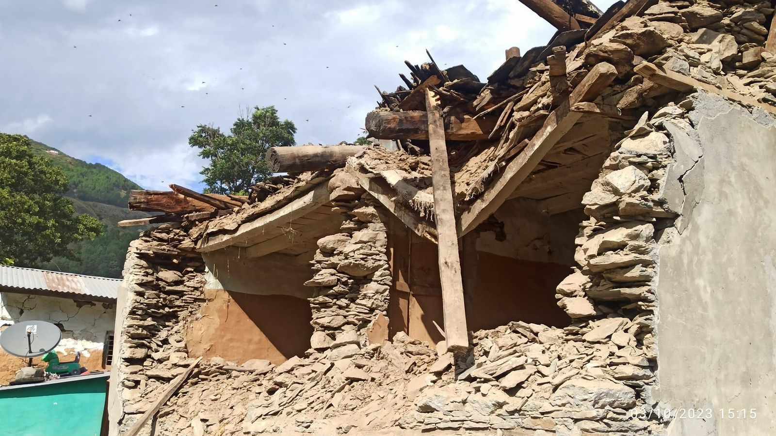 सुदूरपश्चिममा भूकम्पः विद्यालय भवनबाट हाम फाल्दा विद्यार्थी घाइते
