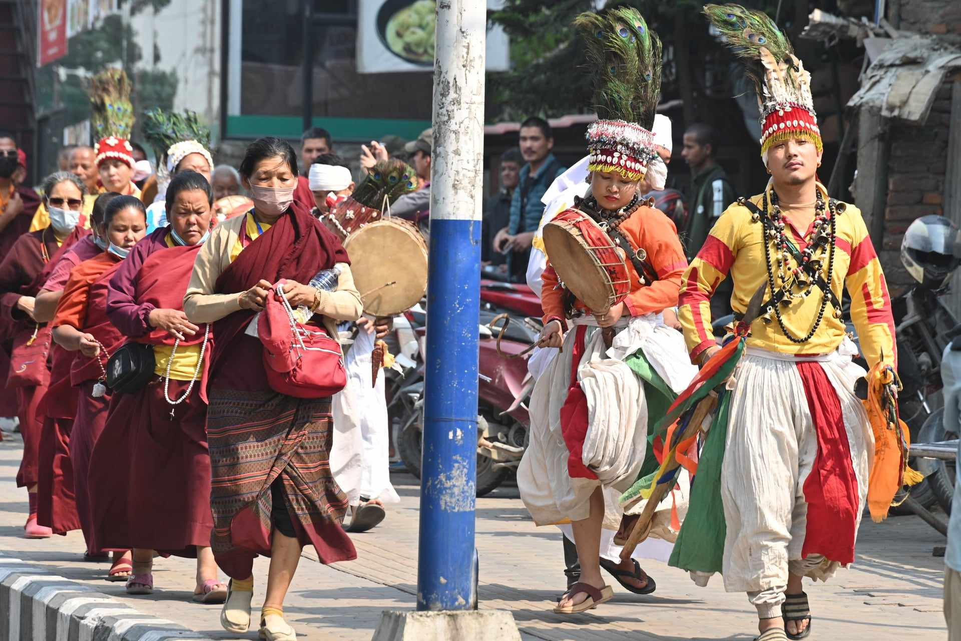 भिक्षुमाथि सुरक्षाकर्मीले गरेकाे दुर्व्यवहारविरुद्ध काठमाडाैंमा सांस्कृतिक प्रदर्शन (तस्वीरहरू)