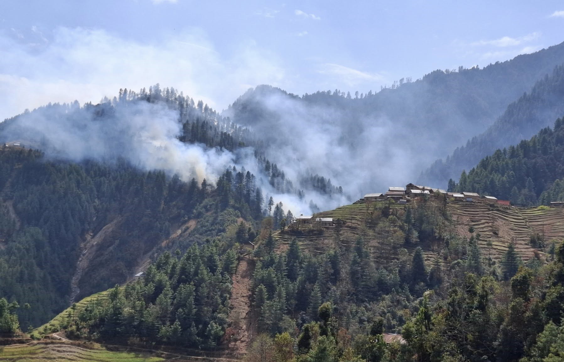 काभ्रेको गोरखनाथ वनमा लागेको डढेलो नियन्त्रणबाहिर