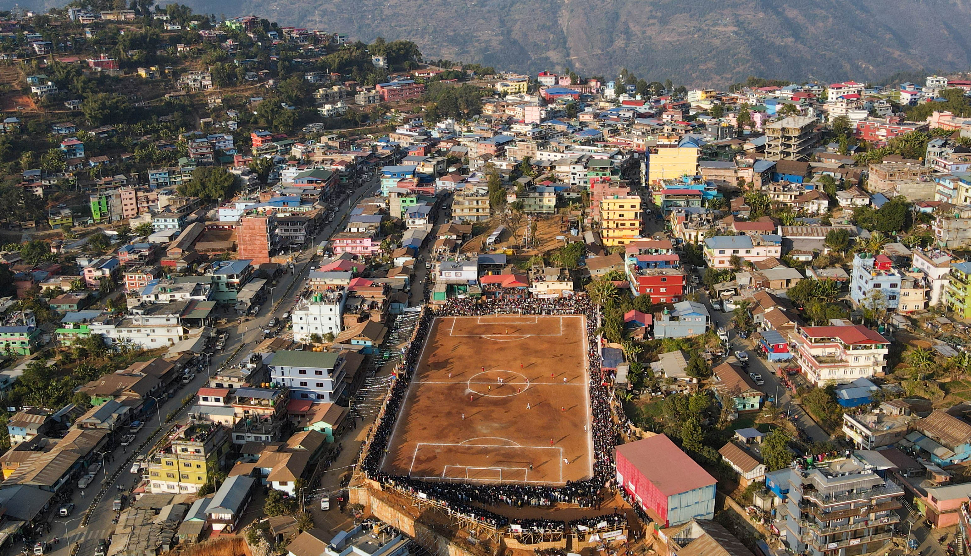 फिदिममा फुटबलको क्रेज, खेलमैदानको बिजोग