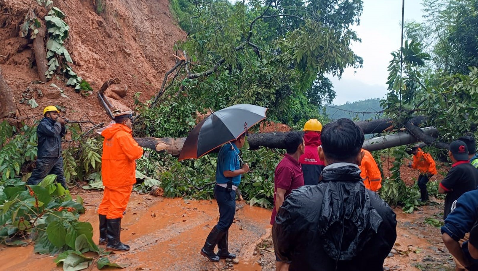 वाढी पहिरोका कारण ठाउँठाउँका सडकमा क्षति, कुन-कुन राजमार्ग अवरुद्ध ?