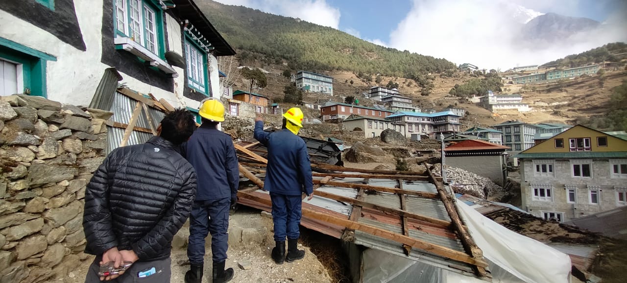 सोलुखुम्बुको नाम्चेमा हावाहुरी, घरका छानाहरूमा क्षति (तस्वीरहरू) 