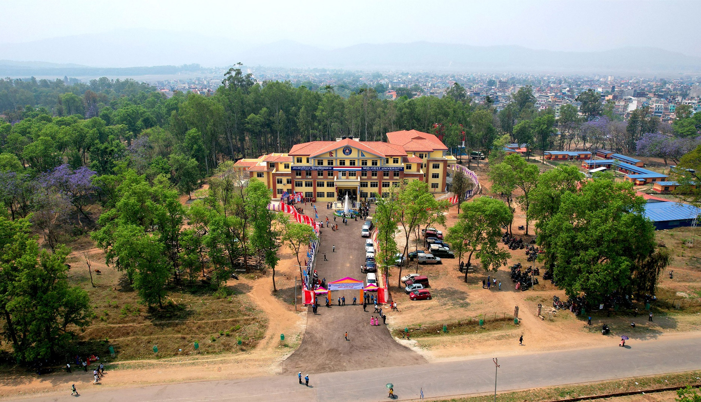 विद्यार्थीलाई प्रश्नपत्र र उत्तरपुस्तिका वितरण गरिसकेपछि मध्यपश्चिम विश्वविद्यालयले स्थगित गर्‍यो परीक्षा