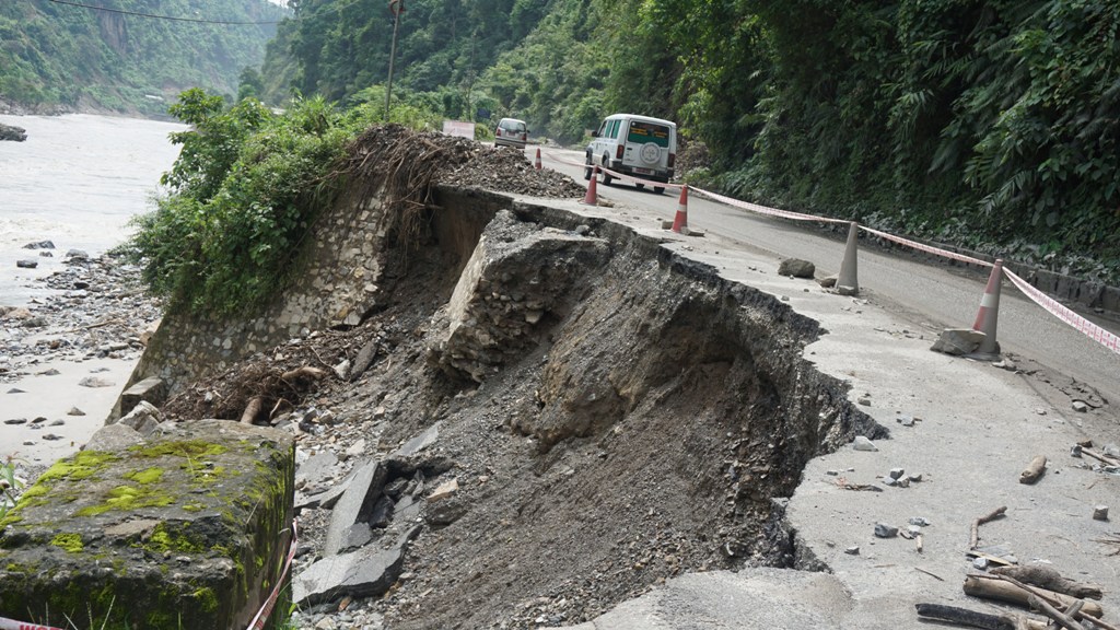 बाढीपहिरोबाट सिन्धुपाल्चोकमा बस्ती, खानेपानी र सडकलगायत पूर्वाधारमा ठूलो क्षति