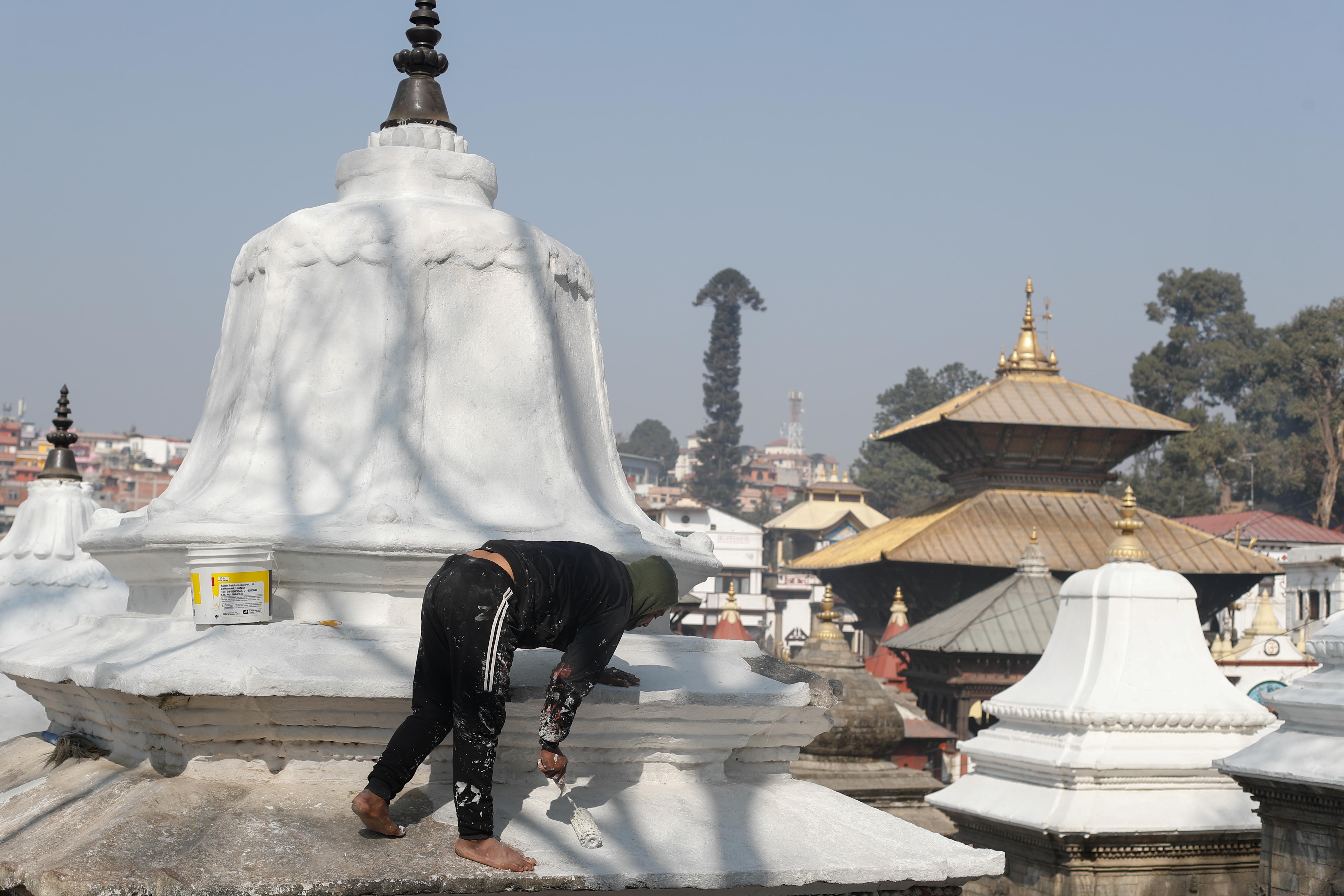 महाशिवरात्रिको तयारी सुरु, पाशुपत क्षेत्रमा रङरोगन (तस्वीरहरू) 