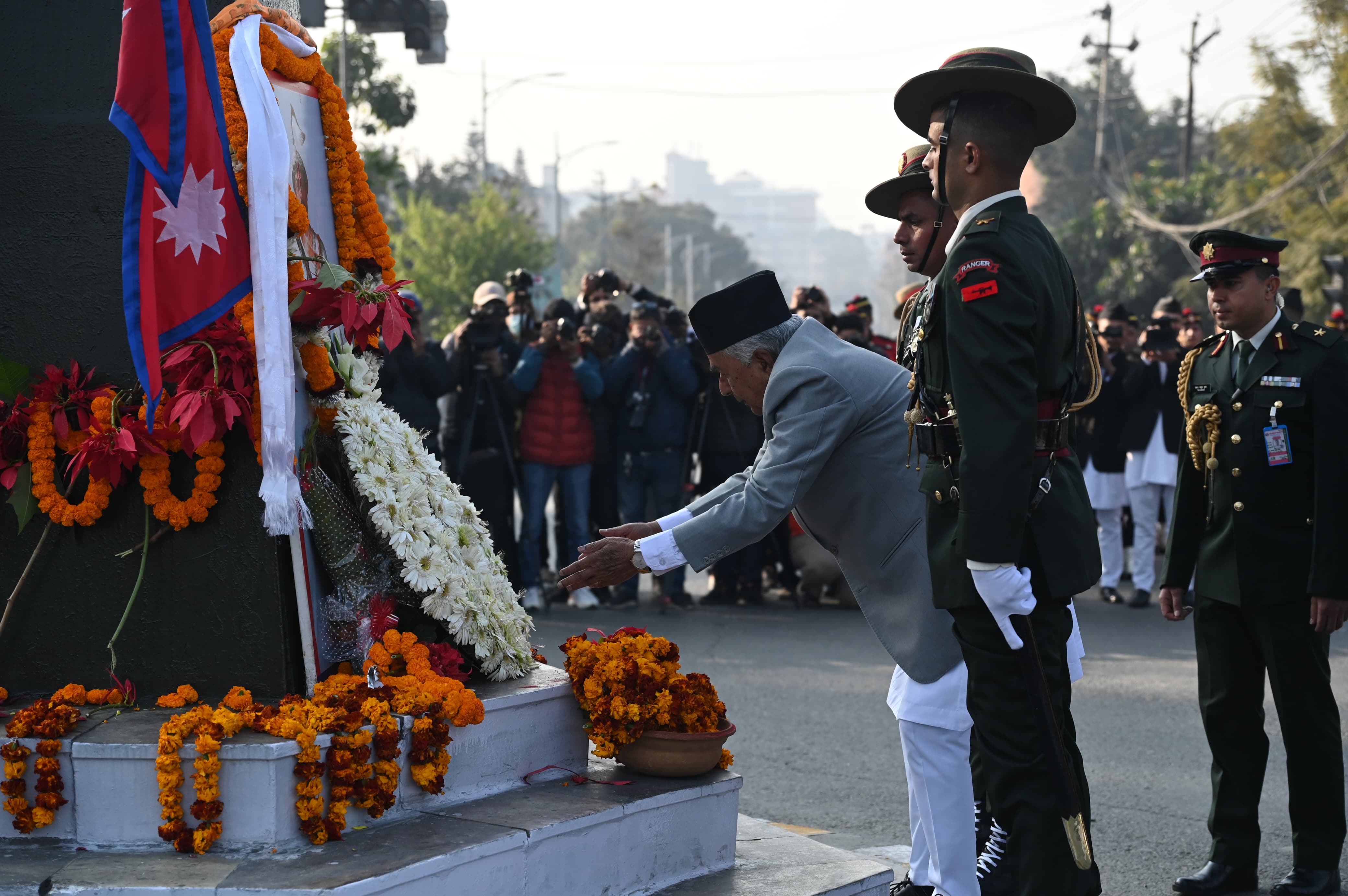 राष्ट्रपति पौडेलले गरे पृथ्वीनारायण शाहको शालिकमा माल्यार्पण 