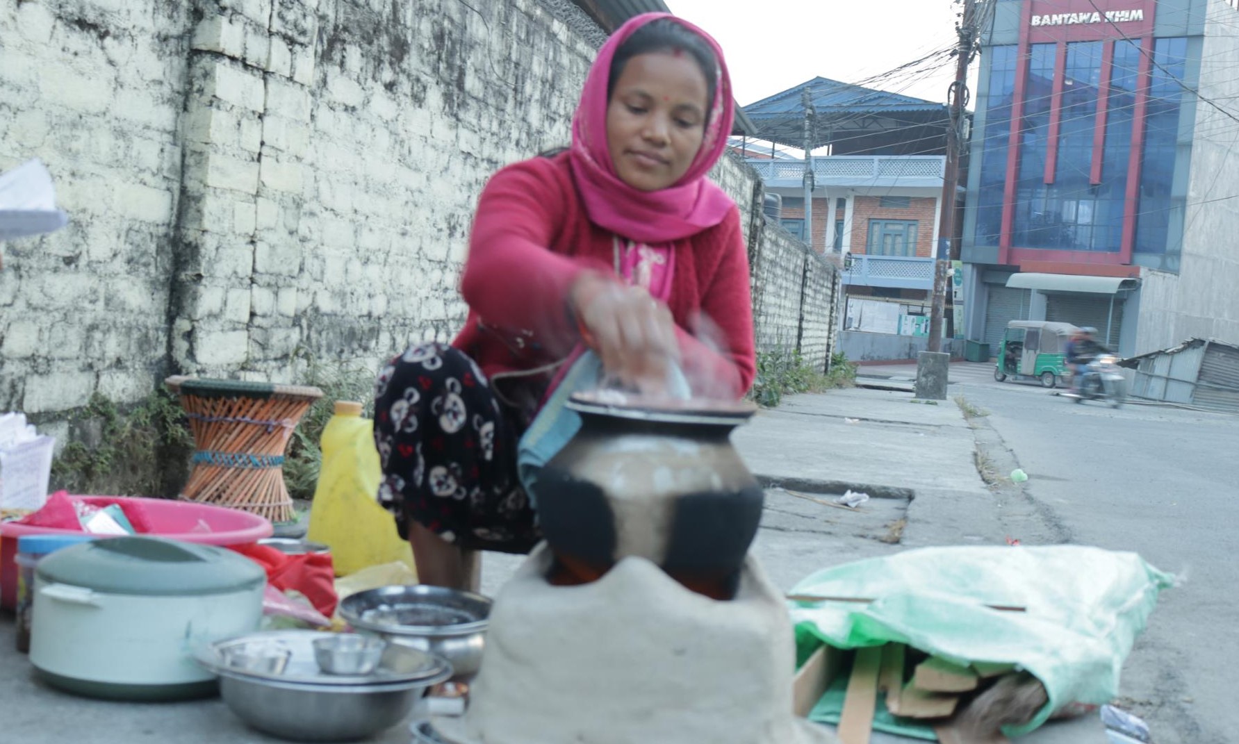 जाडोमा भक्का बेचेर खर्च जुटाउँदै महिला