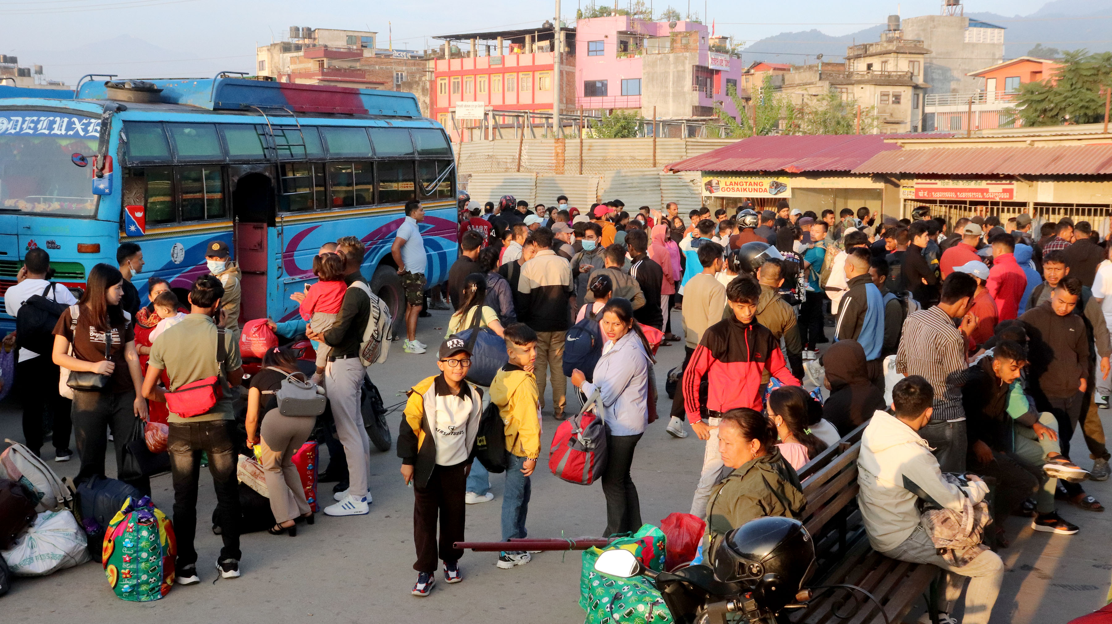 काठमाडौं उपत्यकाबाट दैनिक एक लाख बाहिरिँदै