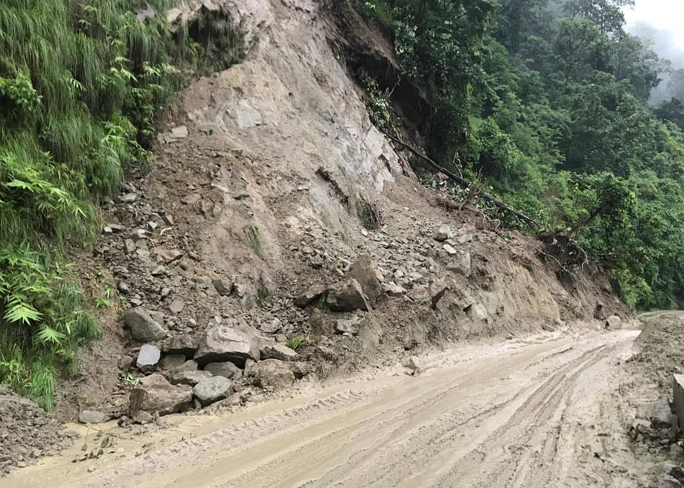 सक्खा पहिरोले अवरुद्ध उत्तर–दक्षिण कोसी राजमार्ग खुल्यो