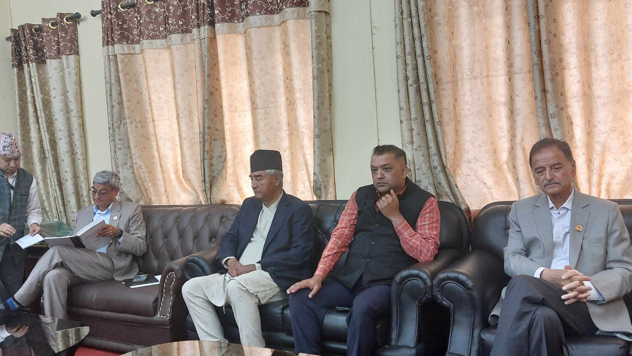 नेपाली कांग्रेस संसदीय दलको बैठक बस्दै
