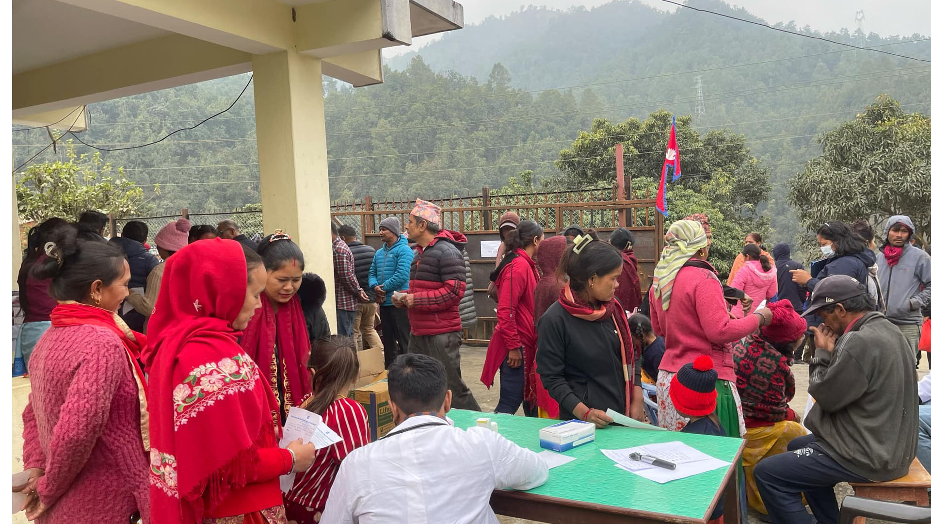 धादिङको अमिलटारमा स्वास्थ्य शिविर, चिकित्सक भन्छन्, 'रोग पालेर बसेका छन् दुर्गमका बिरामी'