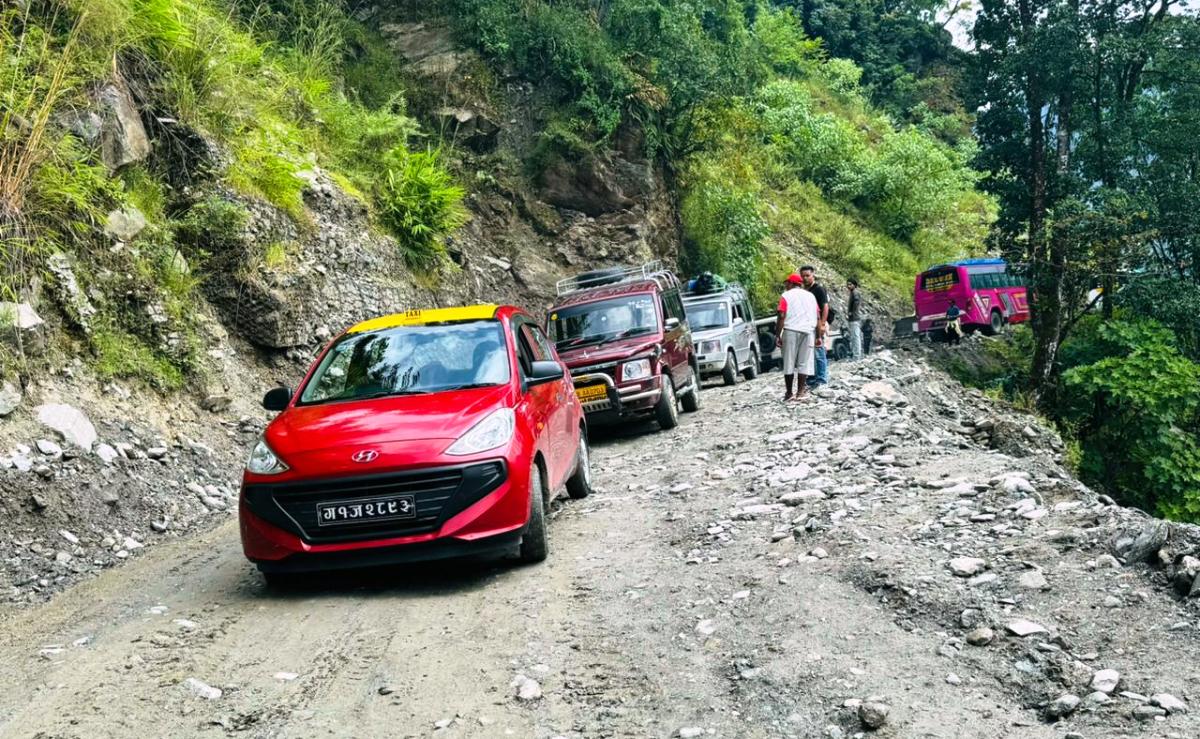 पर्यटकीय गाउँ घान्द्रुक जाने बाटोको अवरोध साढे दुई महिनापछि हट्यो