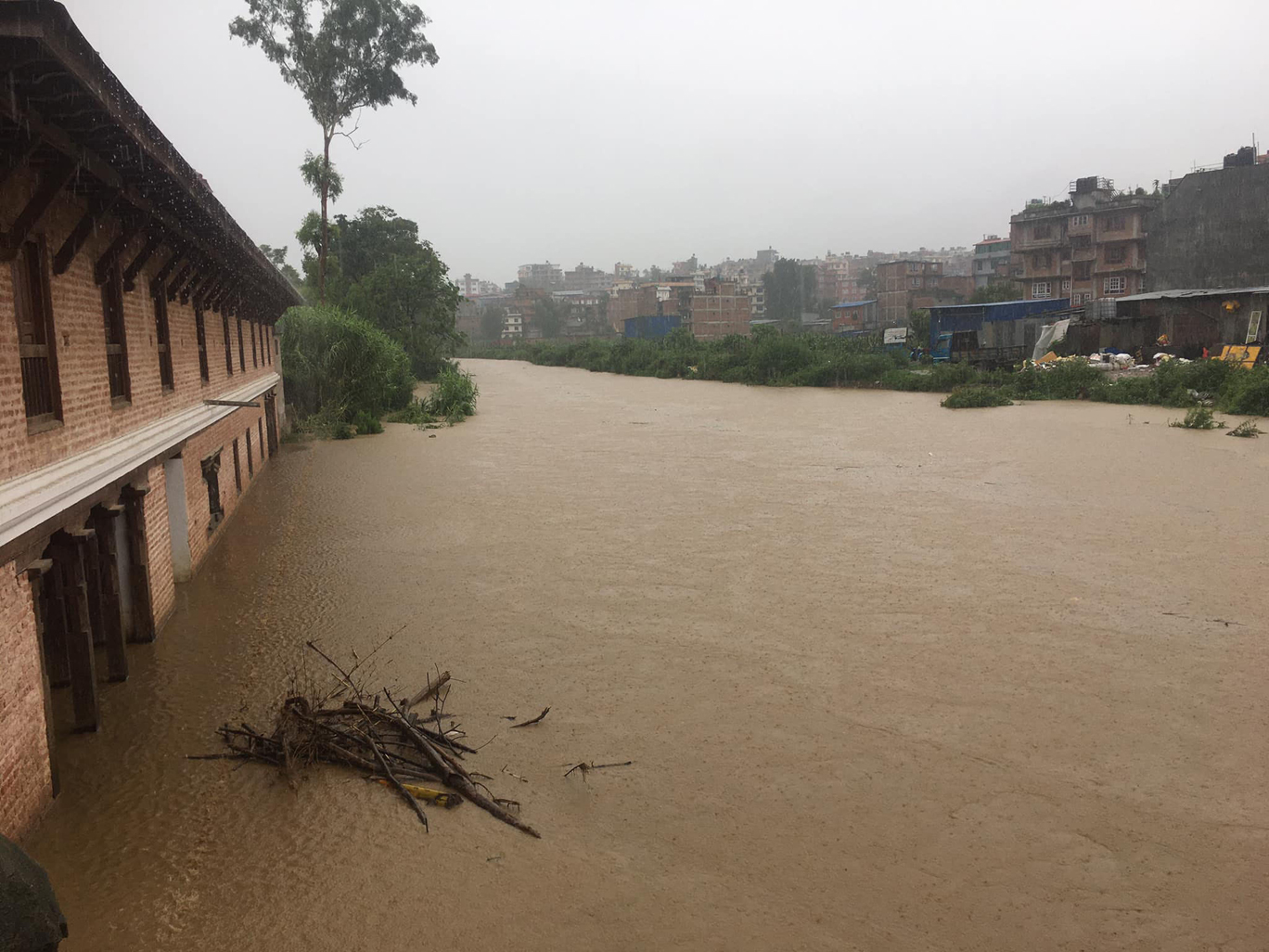 काठमाडौं उपत्यकाका नदीमा बहाव बढेपछि कोरिडोरमा प्रहरी गस्ती 