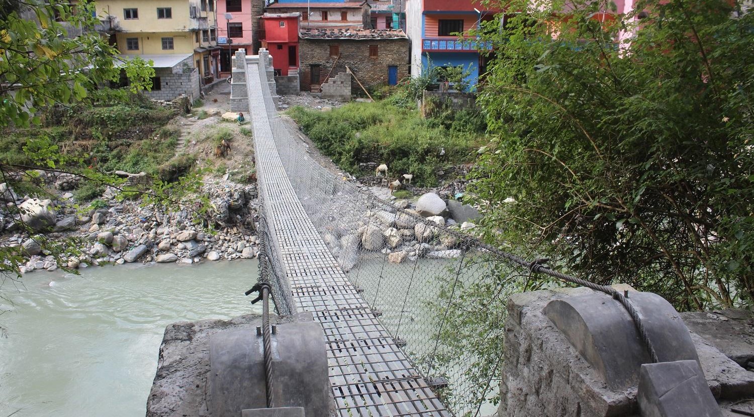 शताब्दी पुरानो झोलुङ्गे पुलको मर्मतसम्भार