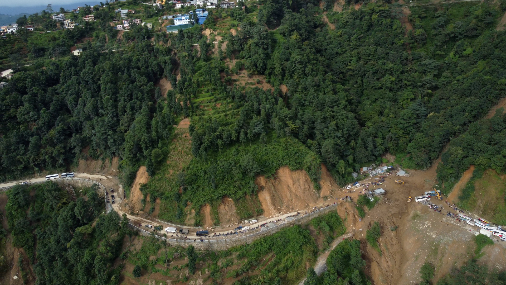 झ्याप्लेको पहिराे पन्छाएपछि १७ सय गाडी काठमाडाैं भित्रिए, साँझदेखि बाहिर पनि पठाउने तयारी