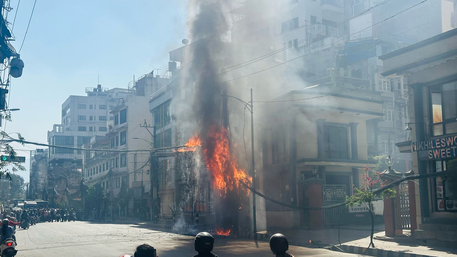 लाजिम्पाटमा होटल ले हिमालयको गेटअगाडि यसरी भयो आगलागी (तस्वीरहरू)