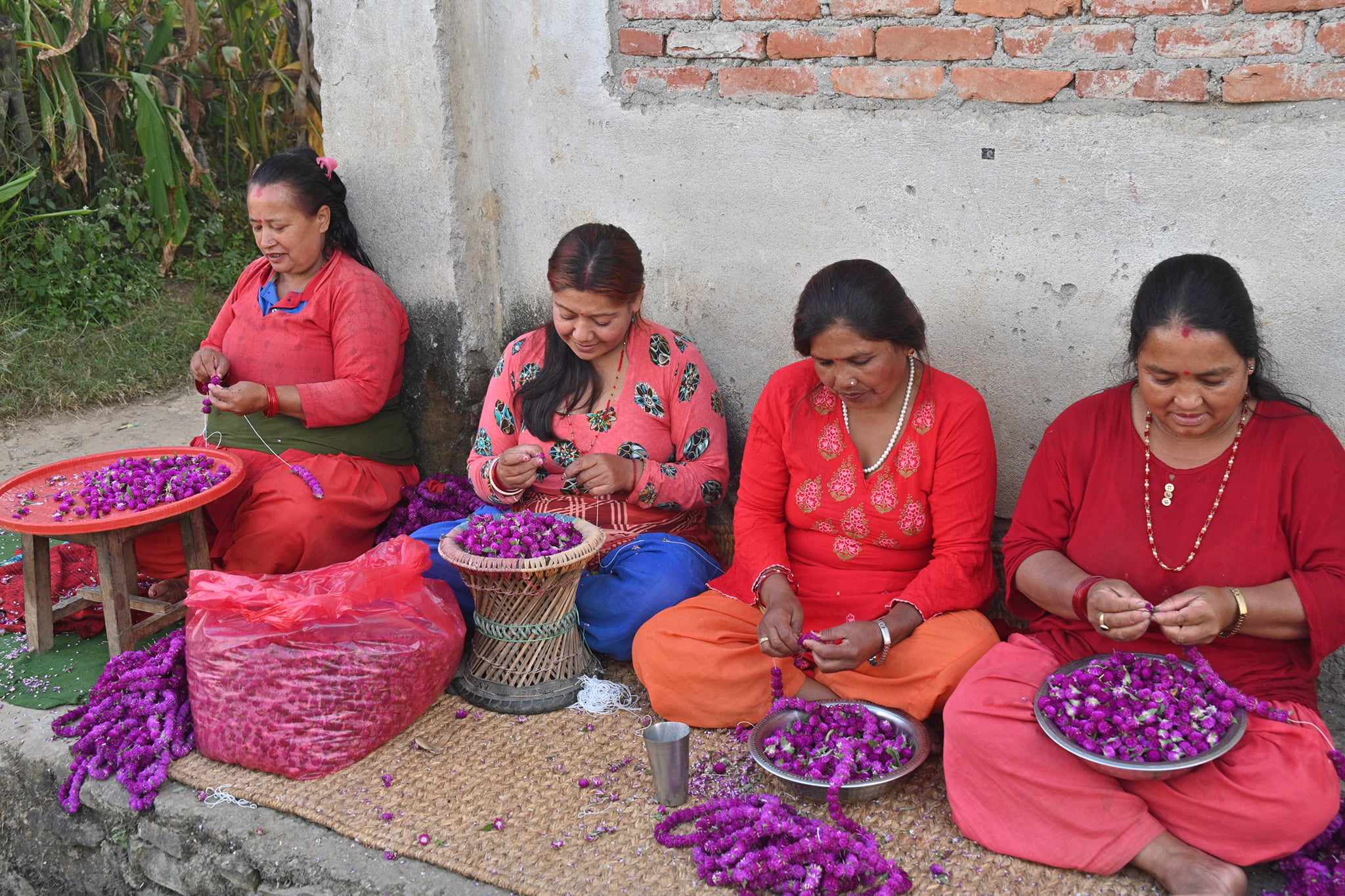 तिहारै आयो, माला बनाउन भ्याइनभ्याइ छ (फोटो फिचर)