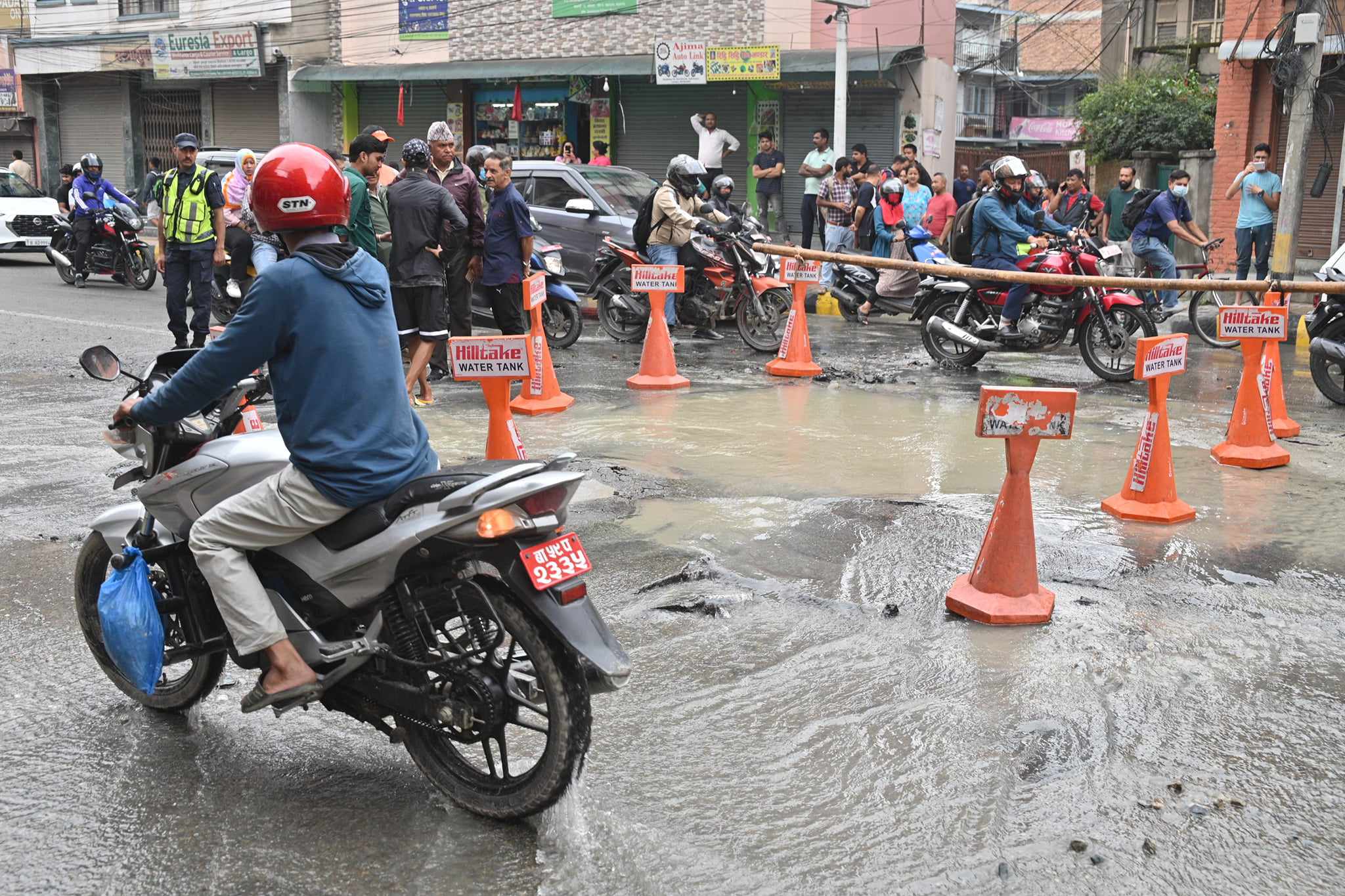 काठमाडौंको सोह्रखुट्टेमा भासियो सडक, मोटरसाइकल खाल्डोमा खस्यो (तस्वीरहरू)