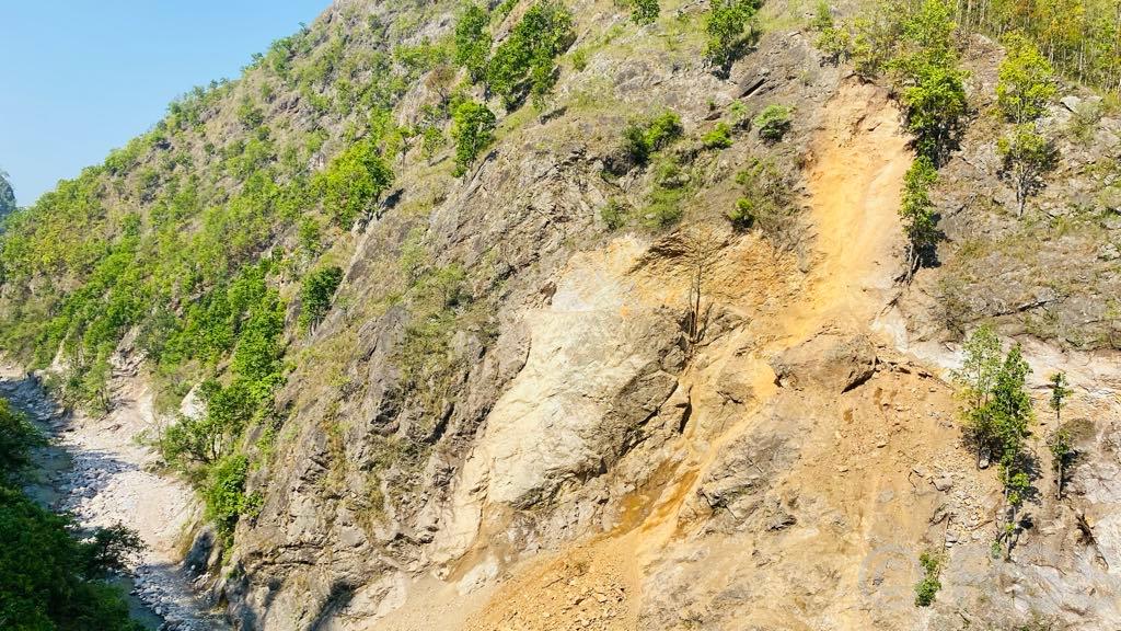 ओखलढुङ्गामा सडकको चट्टान फोर्न ‘केमीकल’ प्रयोग गरिने