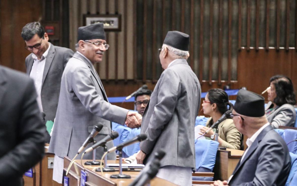 संसदमा प्रधानमन्त्री ओली र प्रचण्डबीच खासखुस (तस्वीरहरू)