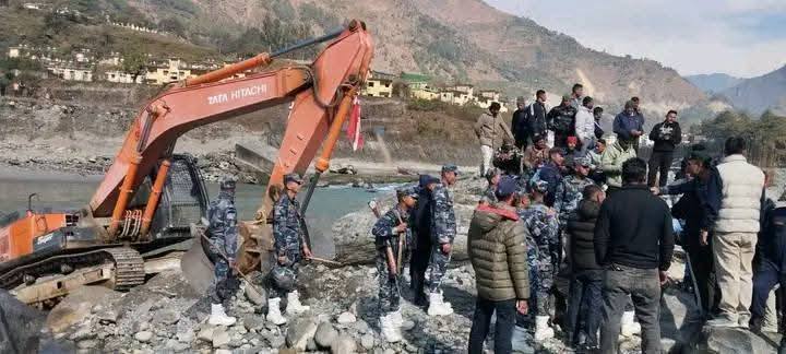 नेपाली भूमिमा भारतीय एक्स्काभेटर, स्थानीयले कब्जामा लिए