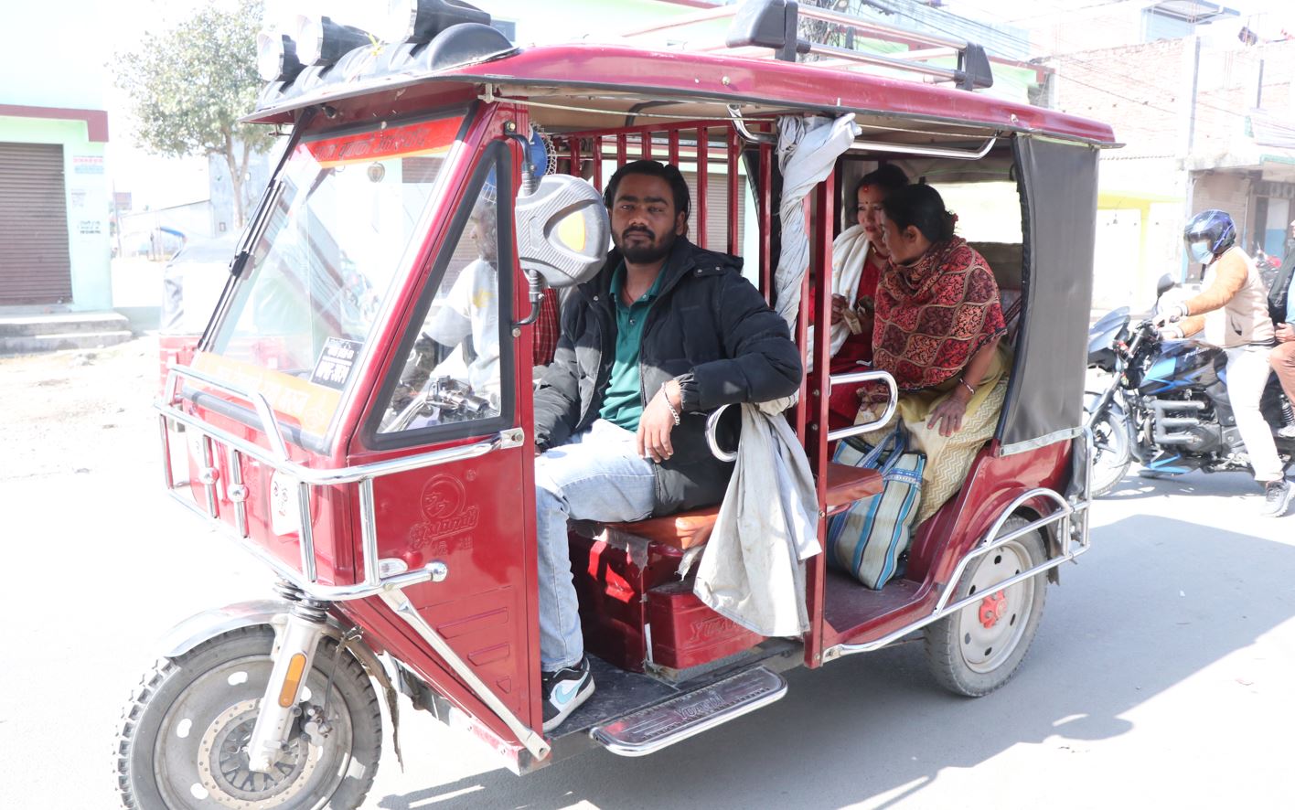 सर्लाहीका २२ वर्षे राजेन्द्र, जसले कृत्रिम खुट्टाको सहारामा अटोरिक्सा चलाएर कमाउँछन् मासिक ६० हजार