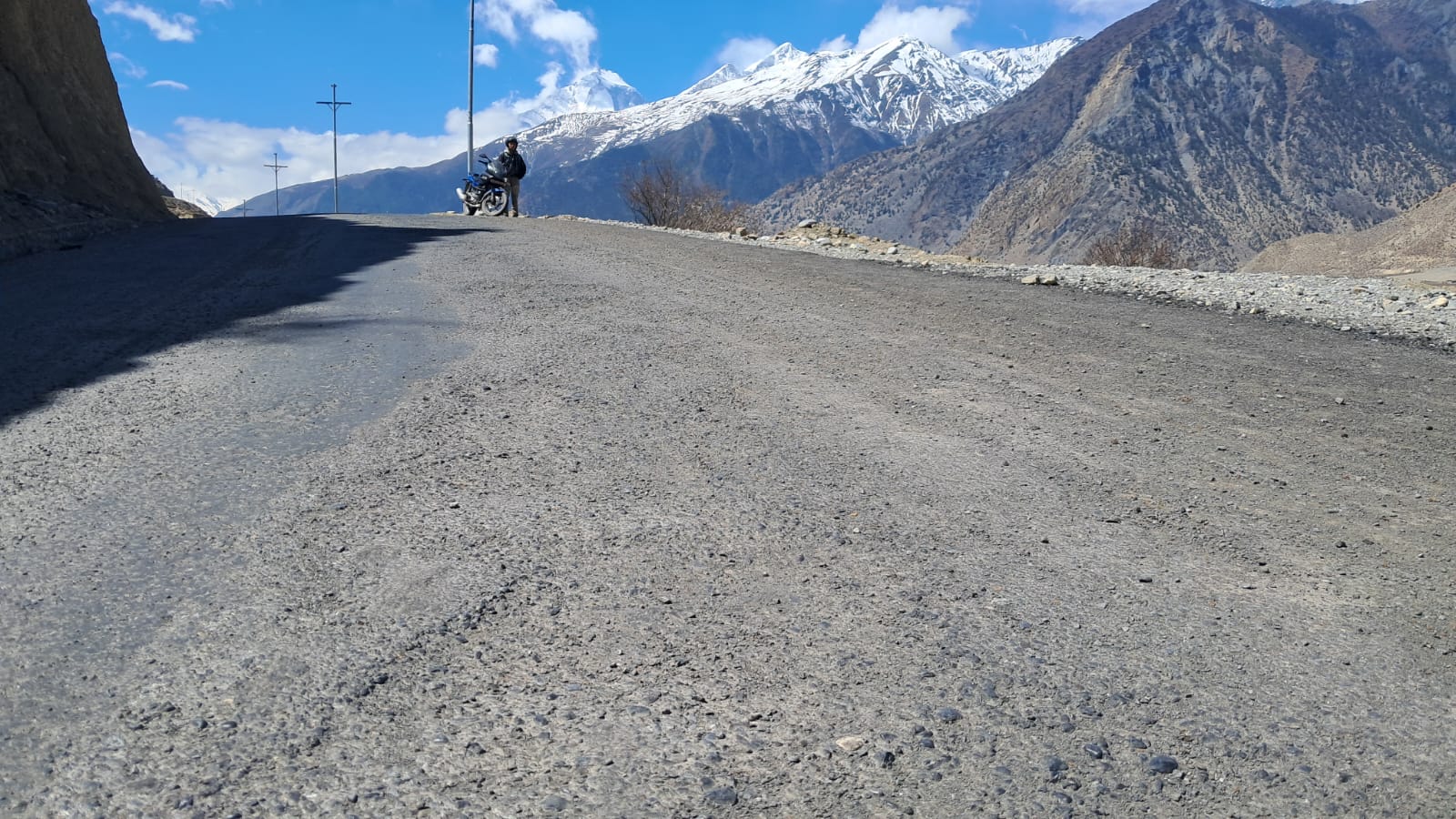 मुस्ताङको घरपझोङ सडकमा निर्माण व्यवसायीको बदमासी, कालोपत्र कमसल भएपछि स्पष्टीकरण