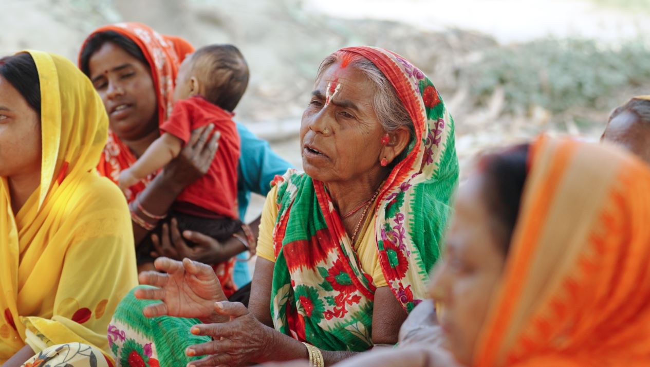 पढ्न नपाएकालाई पढ्ने अवसर दिलाइरहेका ‘ठूली दिदीहरू’