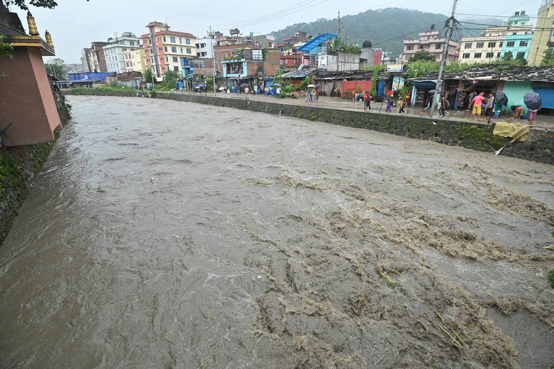 आज बेलुकादेखि वर्षा मत्थर हुँदै जाने