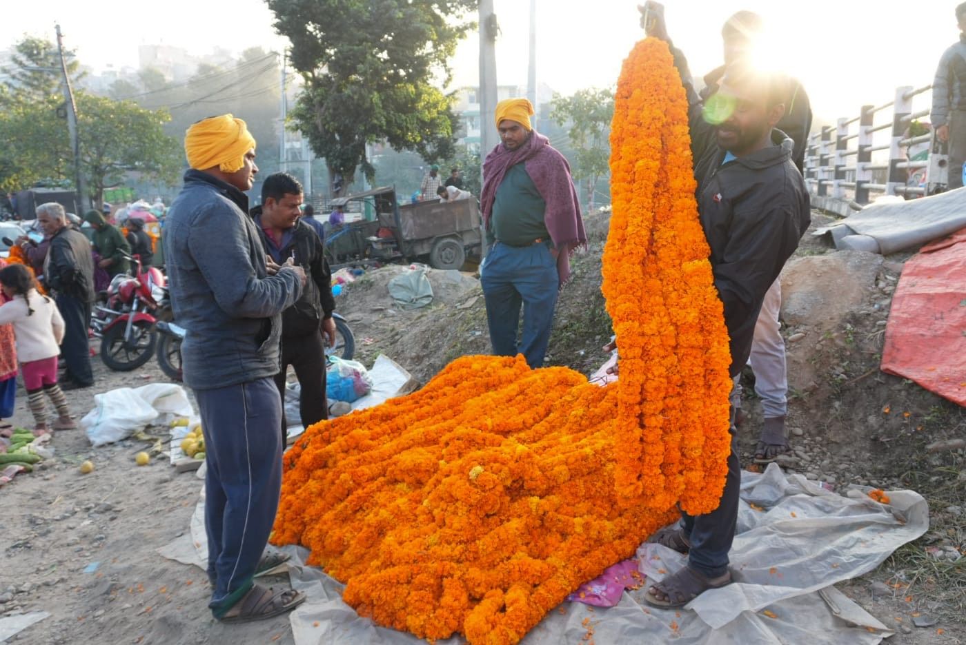 कालीमाटीमा फूल किनबेच गर्नेहरूको भिड (तस्वीरहरू)
