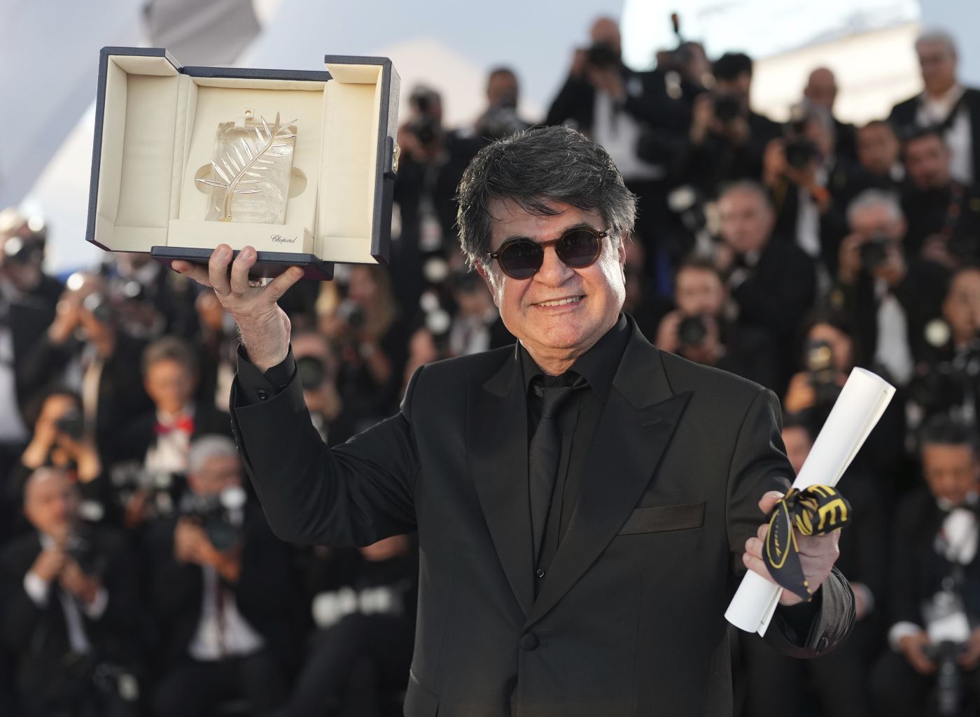 1-Jafar-Panahi-in-Cannes-with-award-1775106371.jpg