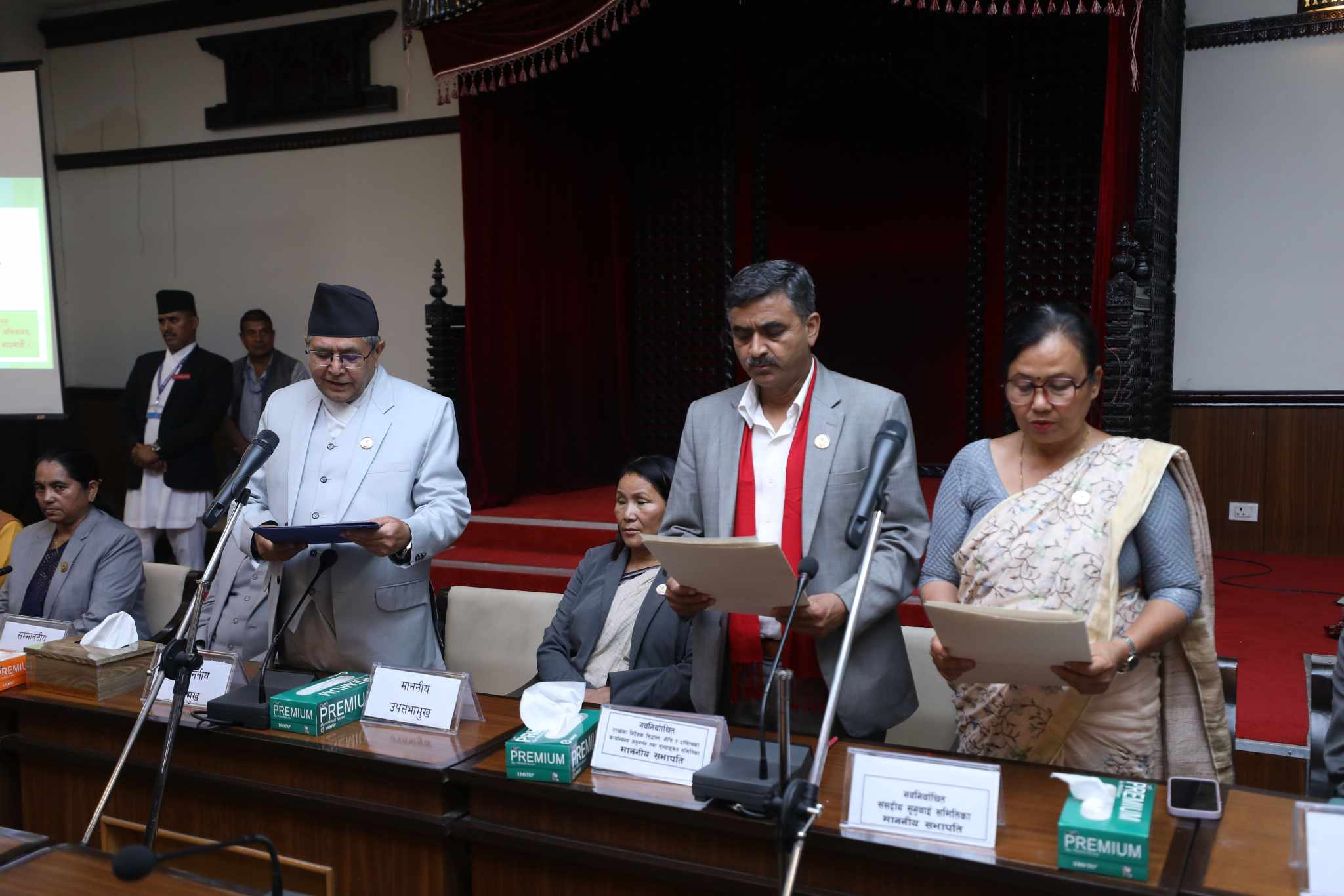 दुई संसदीय समितिका सभापति गैरे र न्यौपानेले लिए शपथ