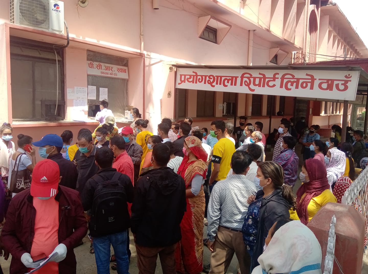 नेपालगञ्जमा काेभिड बिरामीले अस्पताल भरिभराउ, भेरी अस्पताल प्रमुख भन्छन्- थेग्न मुस्किल भइसक्यो (तस्वीरहरू)