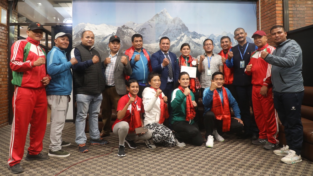 अन्तर्राष्ट्रिय खुला बक्सिङमा कास्य लिएर फर्केकाे नेपाली टोलीलाई विमानस्थलमा स्वागत