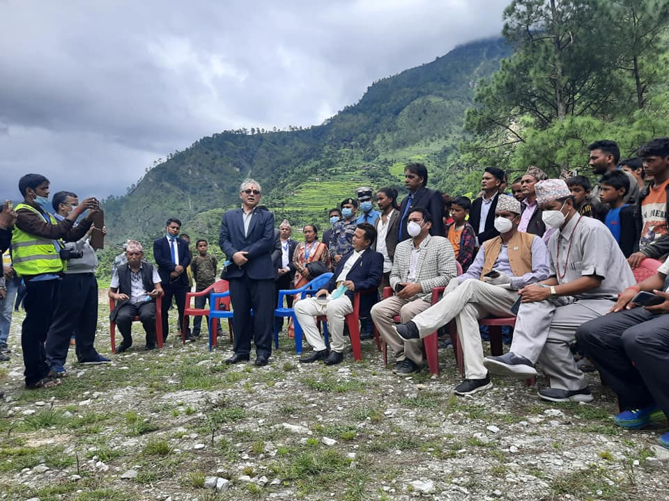 बाढीपीडितलाई राहात बोकेर गृहमन्त्री थापा पुगे बाजुरा