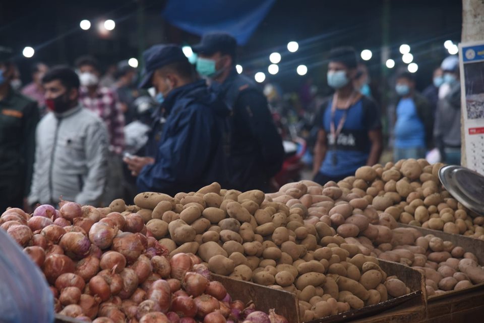 प्याज लुकाउने बल्खुका व्यापारी पक्राउ