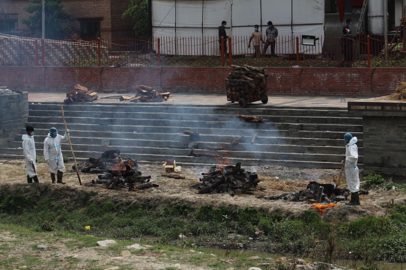 विद्युतीय शवदाह गृह बिग्रिएपछि बागमती किनारमा कोरोना संक्रमितको शव जलाइँदै [तस्वीरहरू]